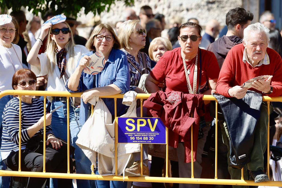 La plaza del Ayuntamiento, a reventar para la mascletà del viernes 13 de marzo: el sol dispara el ambiente fallero