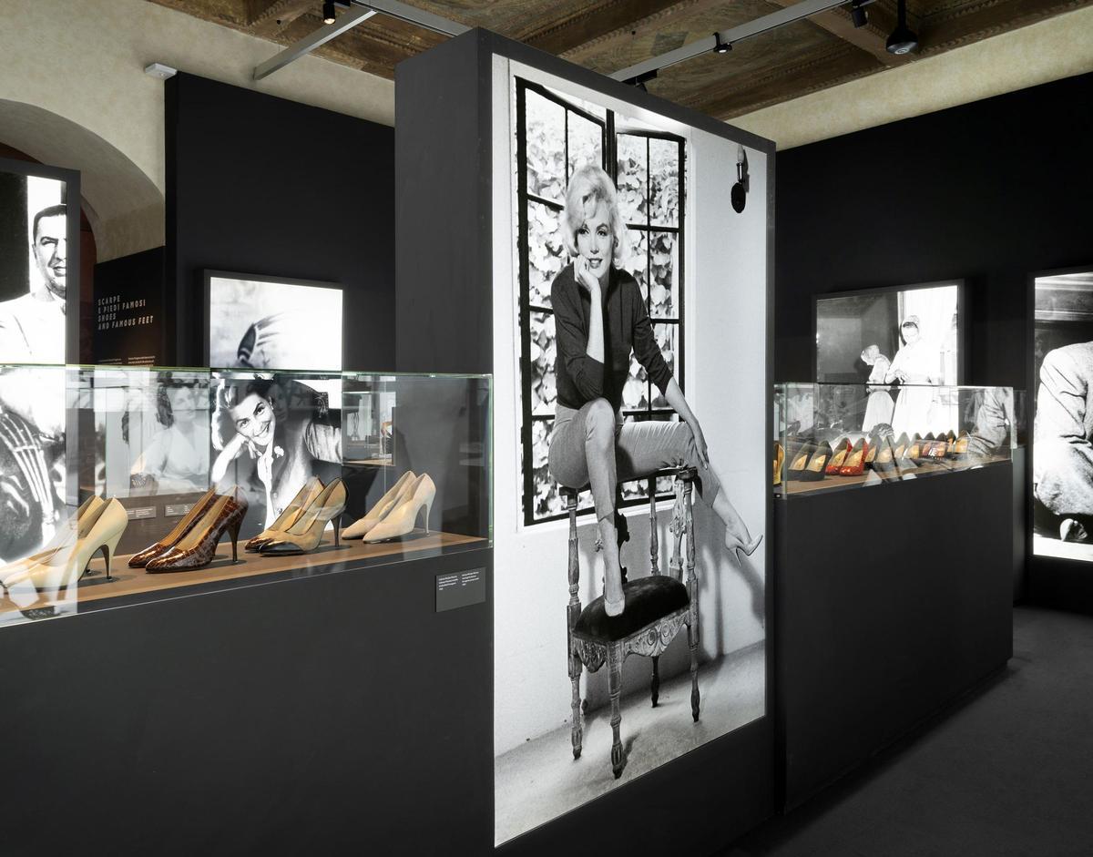 Salvatore  Ferragamo, “El  zapatero de las  estrellas”, en 1955,  mirando a través  del innovador  material de su  sandalia Vinylite.