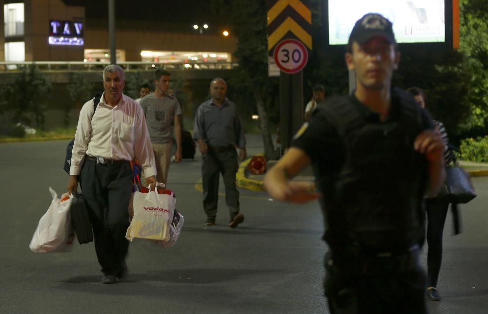 Cerca de 50 personas han muerto en un atentado contra el aeropuerto Atatürk, el mayor de Estambul.