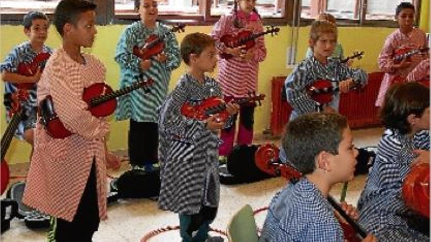 Els alumnes de 4t de primària de Santa Eulàlia, ahir en la primera classe amb professors de l&#039;escola de música