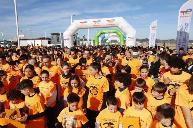 La marea naranja contra el cáncer infantil en Gijón