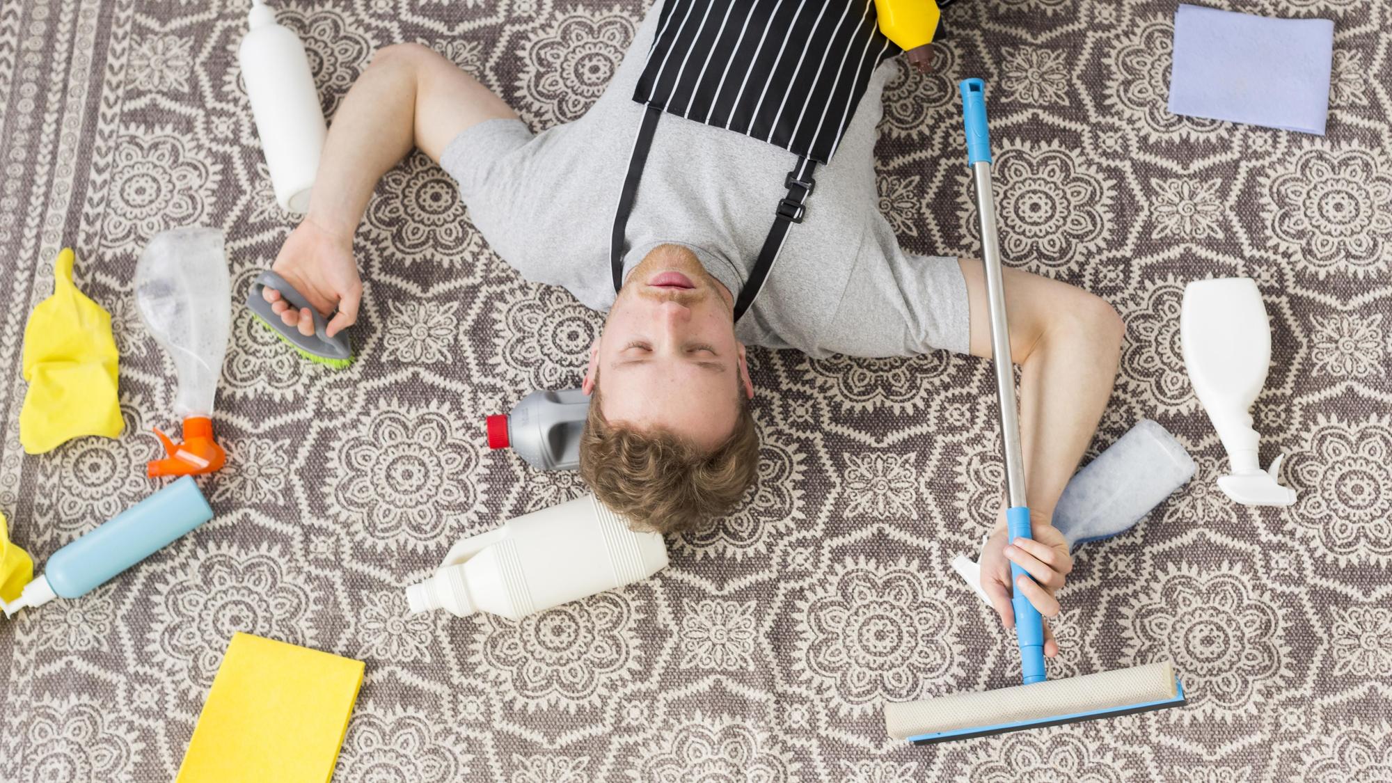 El truco casero, barato y facilísimo para limpiar la alfombra y