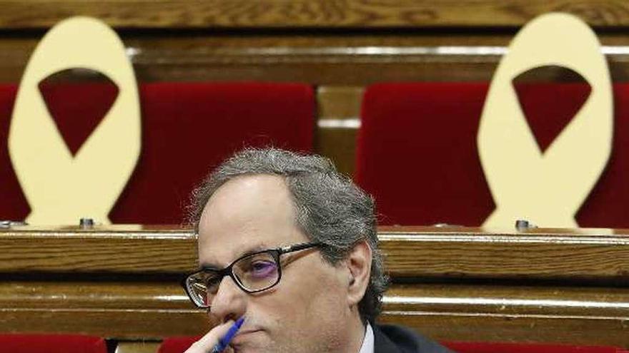 Torra, ayer, sentado en su escaño del Parlament. // Efe