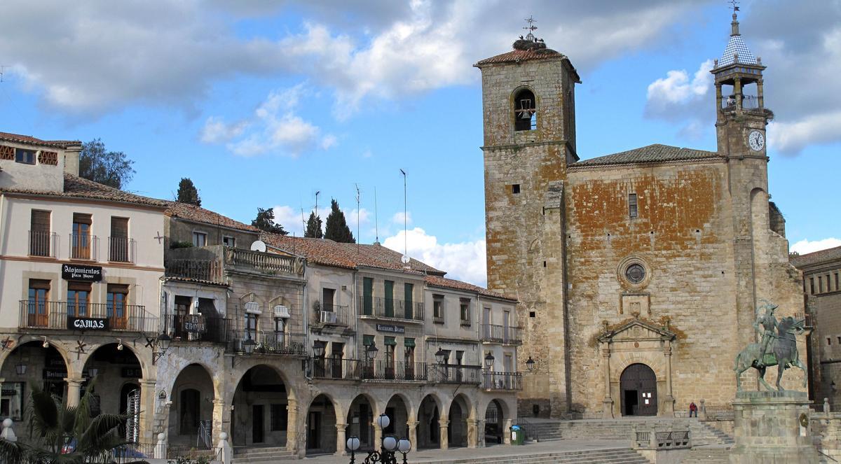 Iglesia de San Martín en la plaza mayor de Trujillo (Cáceres).