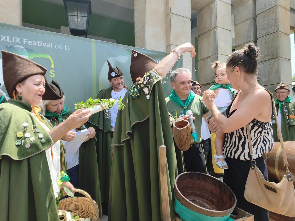 El bautismo sidrero de una veintena de bebés en el Festival de la Sidra de Nava, en imágenes