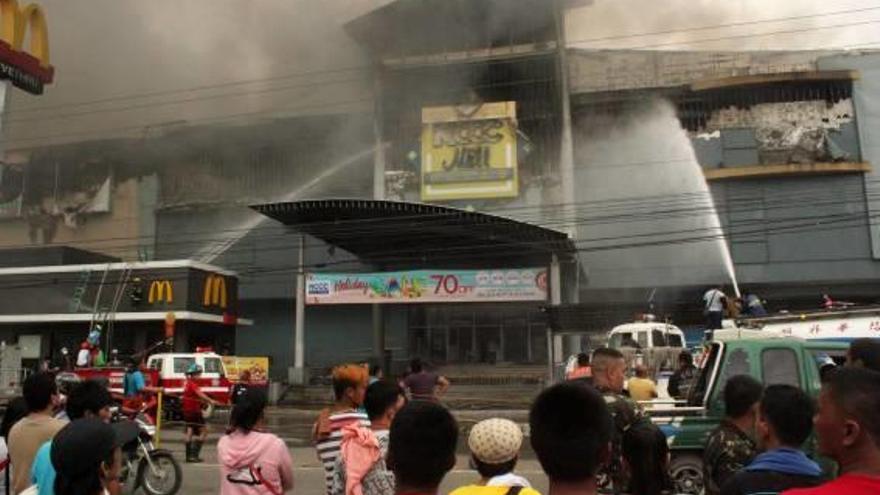 Moren almenys 37 persones en un incendi en un centre comercial al sud del país