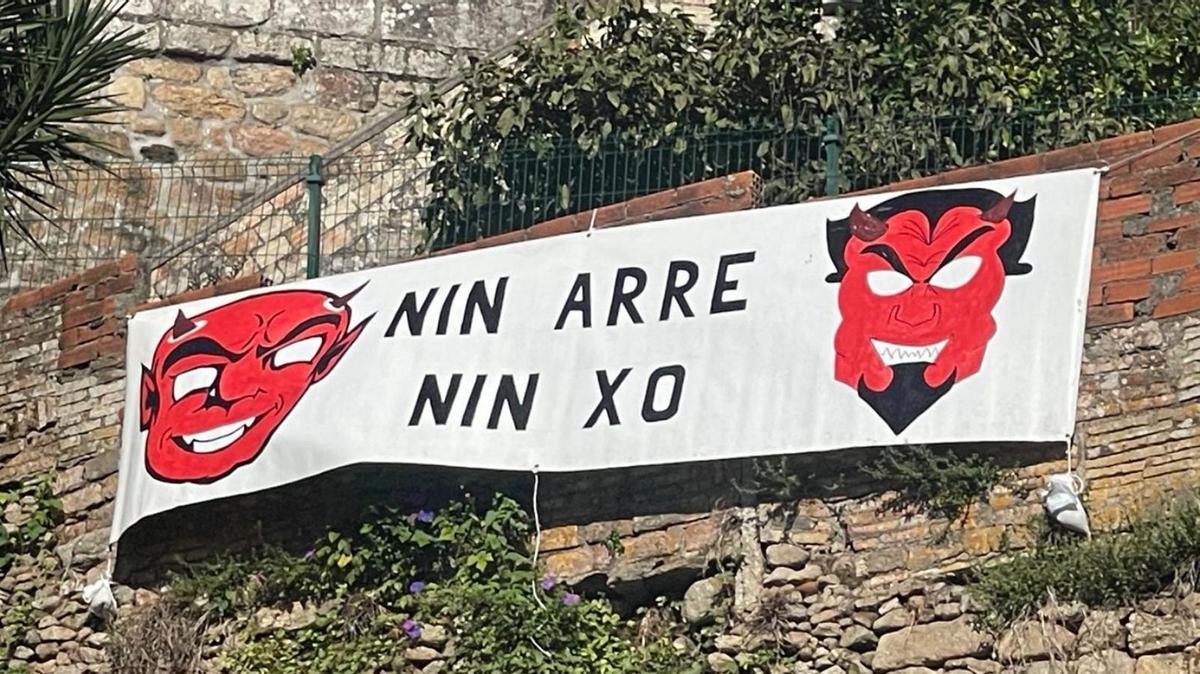 Pancarta colgada por los vecinos del casco histórico de Tui para denunciar su abandono.
