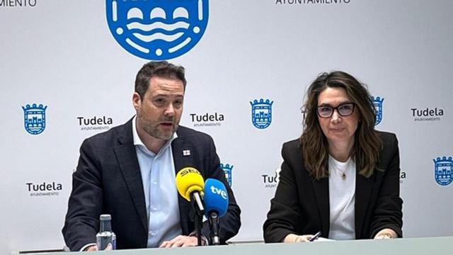 El alcalde, Alejandro Toquero, y la concejala de Hacienda, Reyes Carmona, en rueda de prensa.