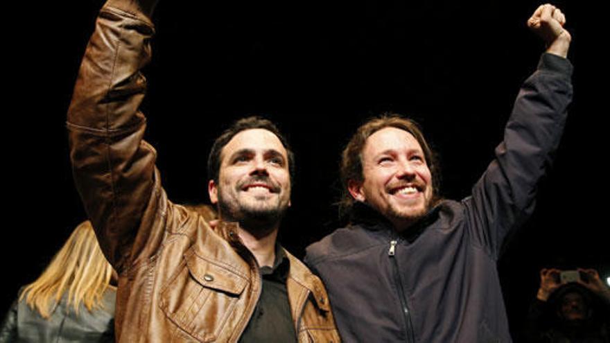 Alberto Garzón junto a Pablo Iglesias.