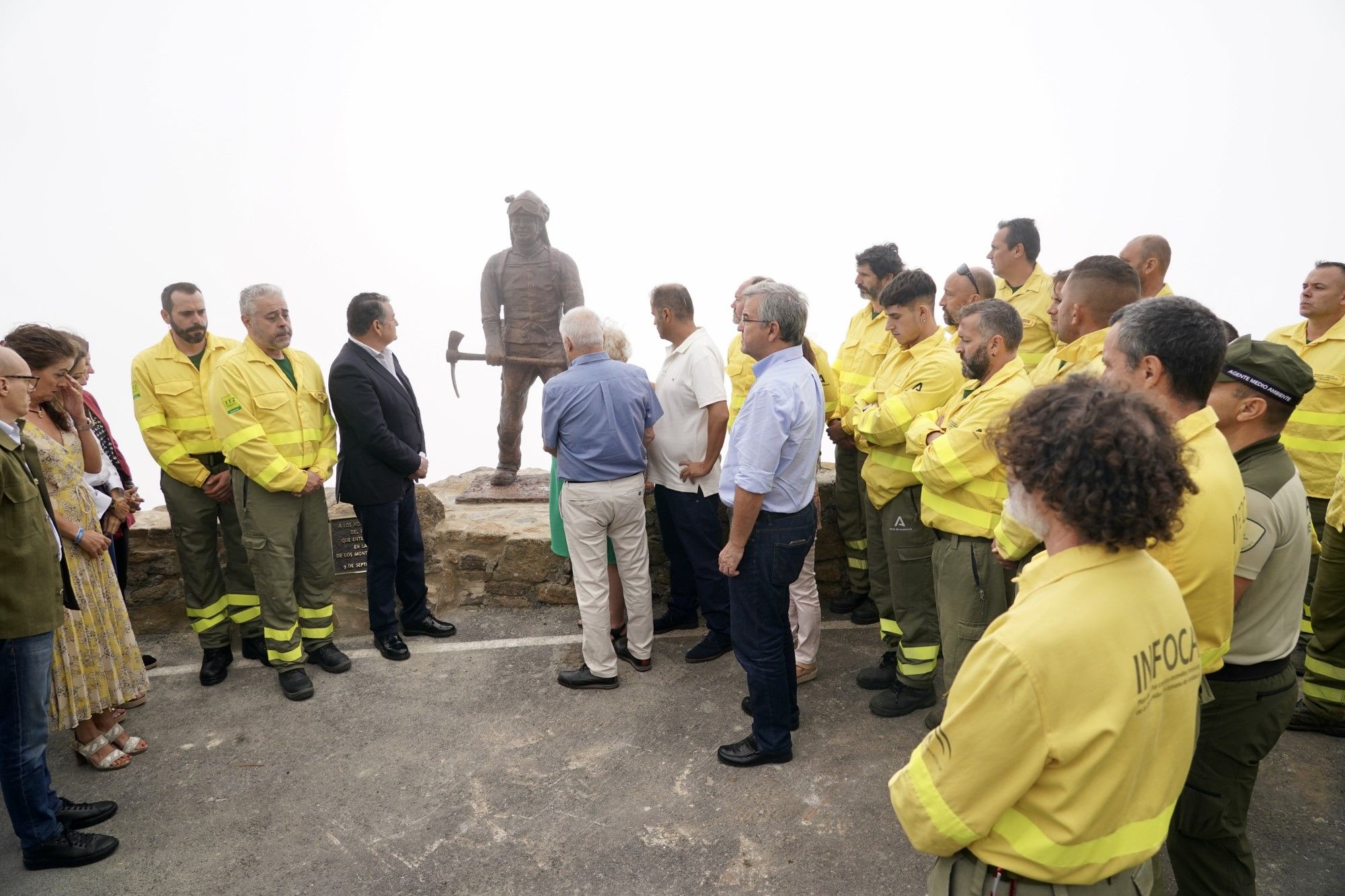 Antonio Sanz preside un homenaje al bombero fallecido en 2021 en el incendio de Sierra Bermeja