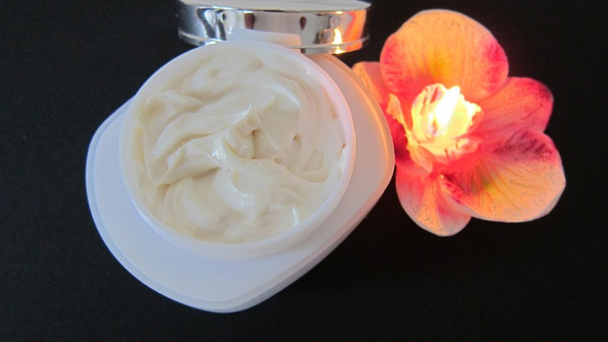 En el mercado existen muchas cremas con ácido hialurónico entre sus componentes para evitar la flacidez de la piel.
