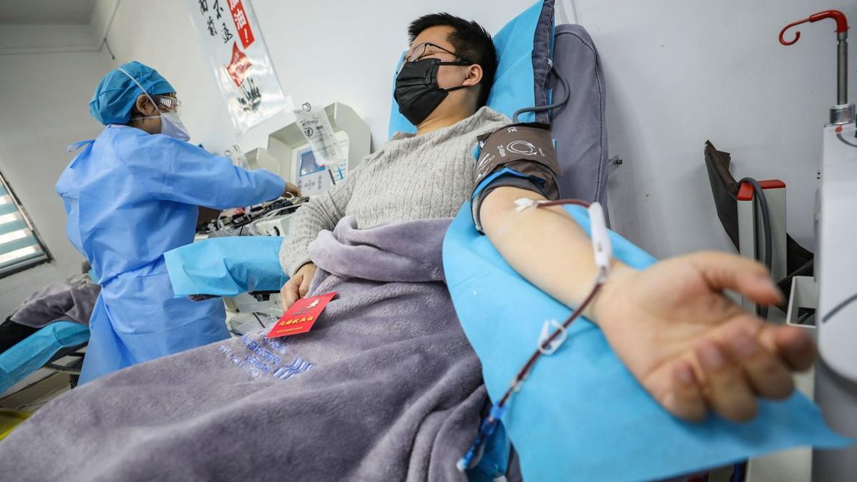 Una persona curada del coronavirus dona plasma en Wuhan (China).