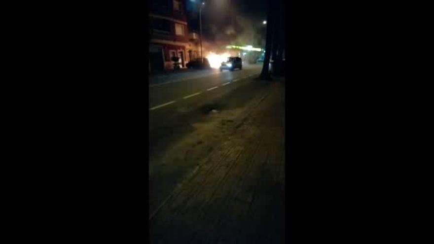 Incendio en un coche en San Isidro