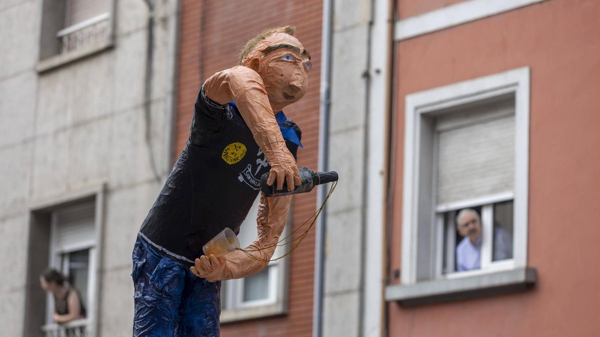 El «xigantón», figura que homenajeó a José Luis Tamargo, «Pitus», en la carroza de la Asociación «Santo Dolfo» durante el desfile de Santa Ana en Grado.