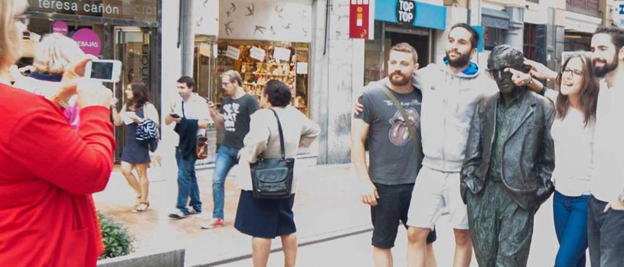 Un grupo de visitantes, fotografiándose ayer con la estatua de Woody Allen.