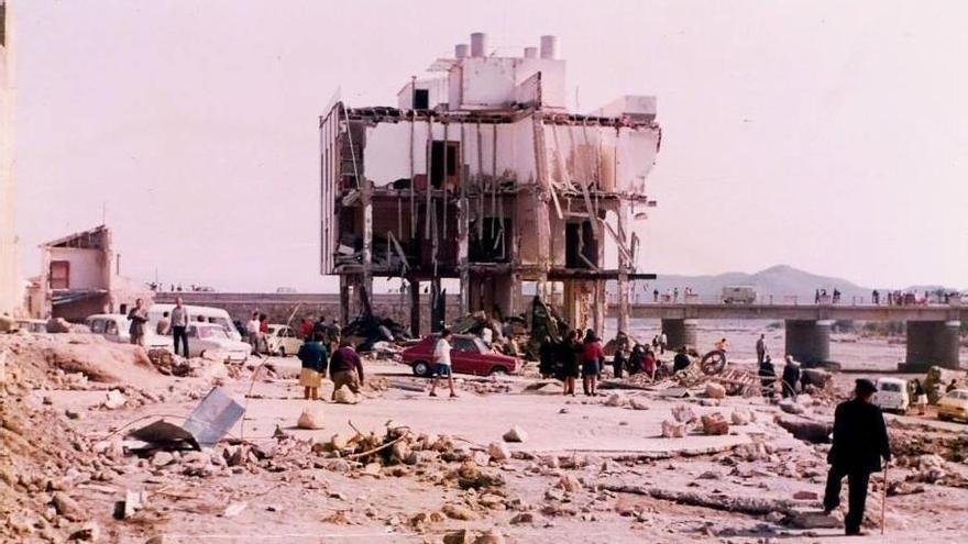 Puerto Lumbreras recuerda a las víctimas de la riada de la Rambla de Nogalte