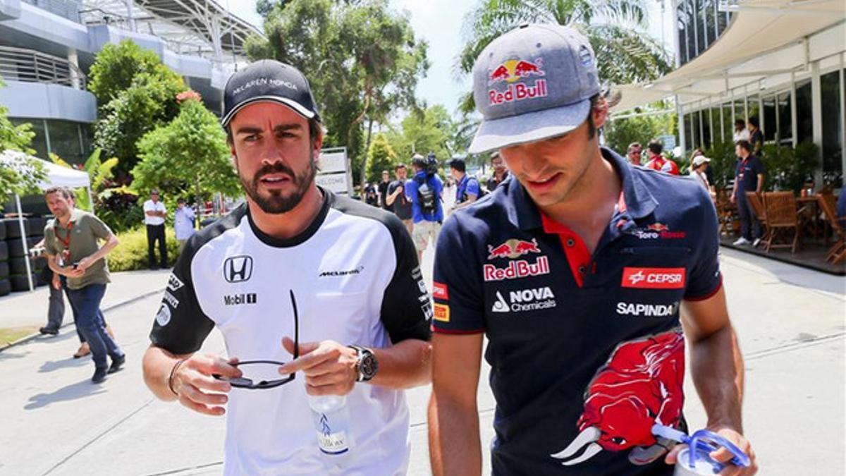 Carlos Sainz y Fernando Alonso, juntos a la entrada del circuito de Sepang