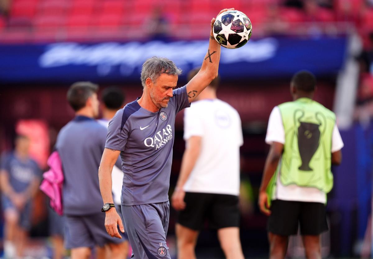 29 May 2026, Hungary, Budapest: Paris Saint Germain manager Luis Enrique leads a training session at the Puskas Arena, ahead of the Saturday's UEFA Champions League soccer match against Arsenal. Photo: Mike Egerton/PA Wire/dpa 29/05/2026 ONLY FOR USE IN SPAIN. Mike Egerton/PA Wire/dpa;PSG;soccer;football;sports;UEFA Champions League - Paris Saint-Germain training session