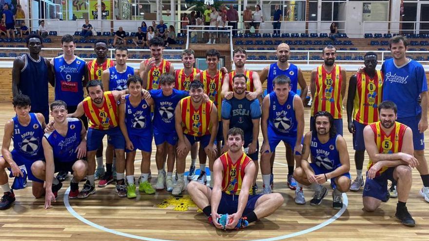 Els dos equips empordanesos al final del partit