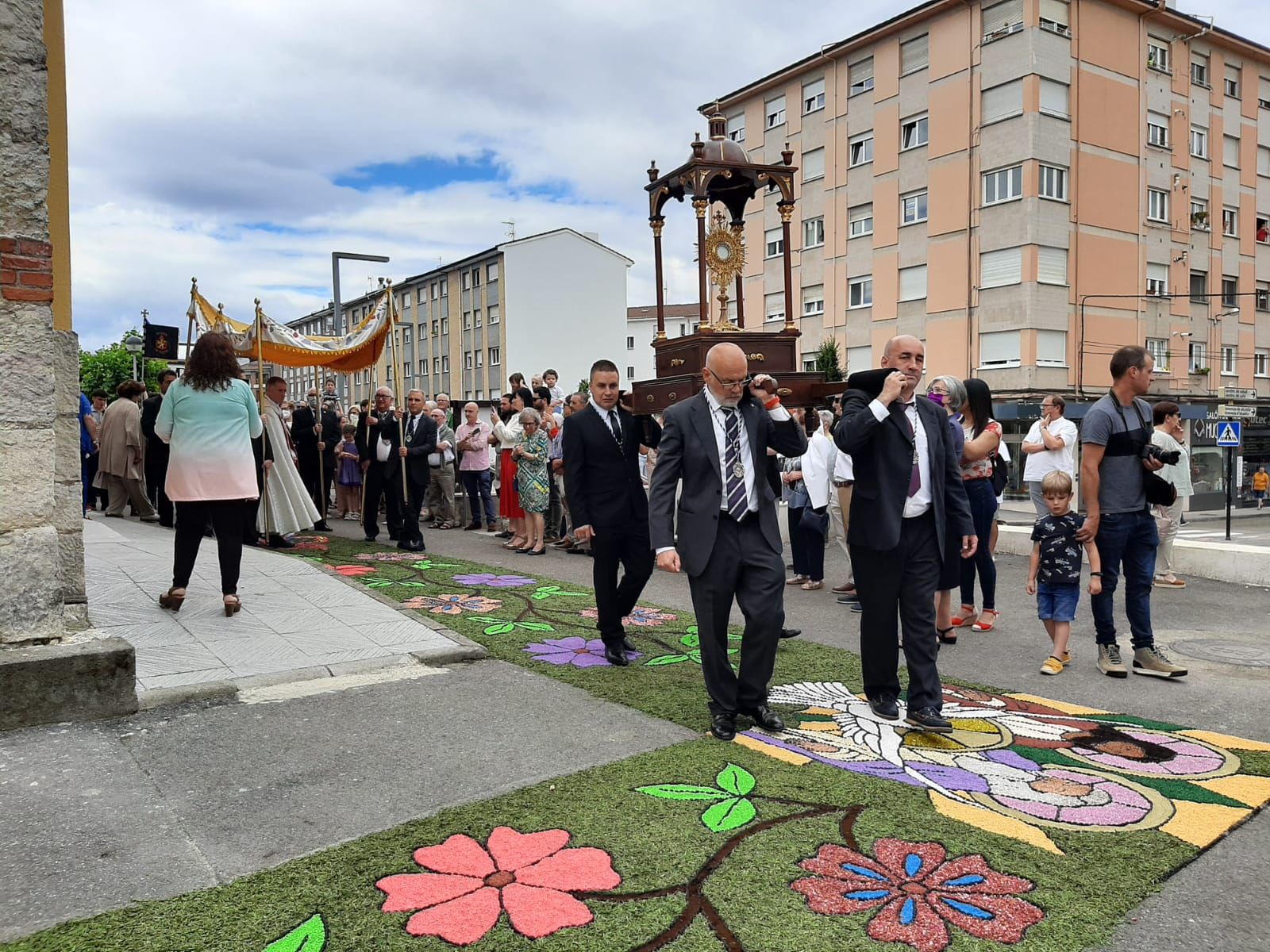 Lugones celebra el Corpus: así ha sido la jornada con alfombras florales y niños de comunión