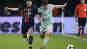 Vitinha y Julián Álvarez luchan por un balón en el PSG - Atlético de Champions.