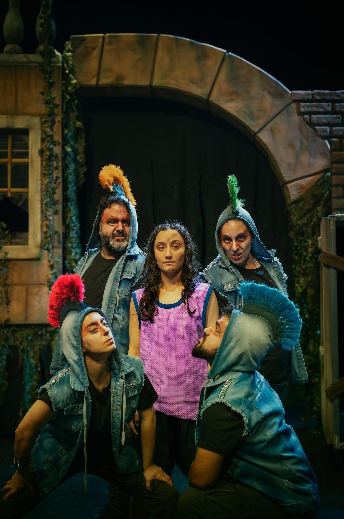 Actores e actrices de Ártika Cía caracterizados para "O Libro da Selva".