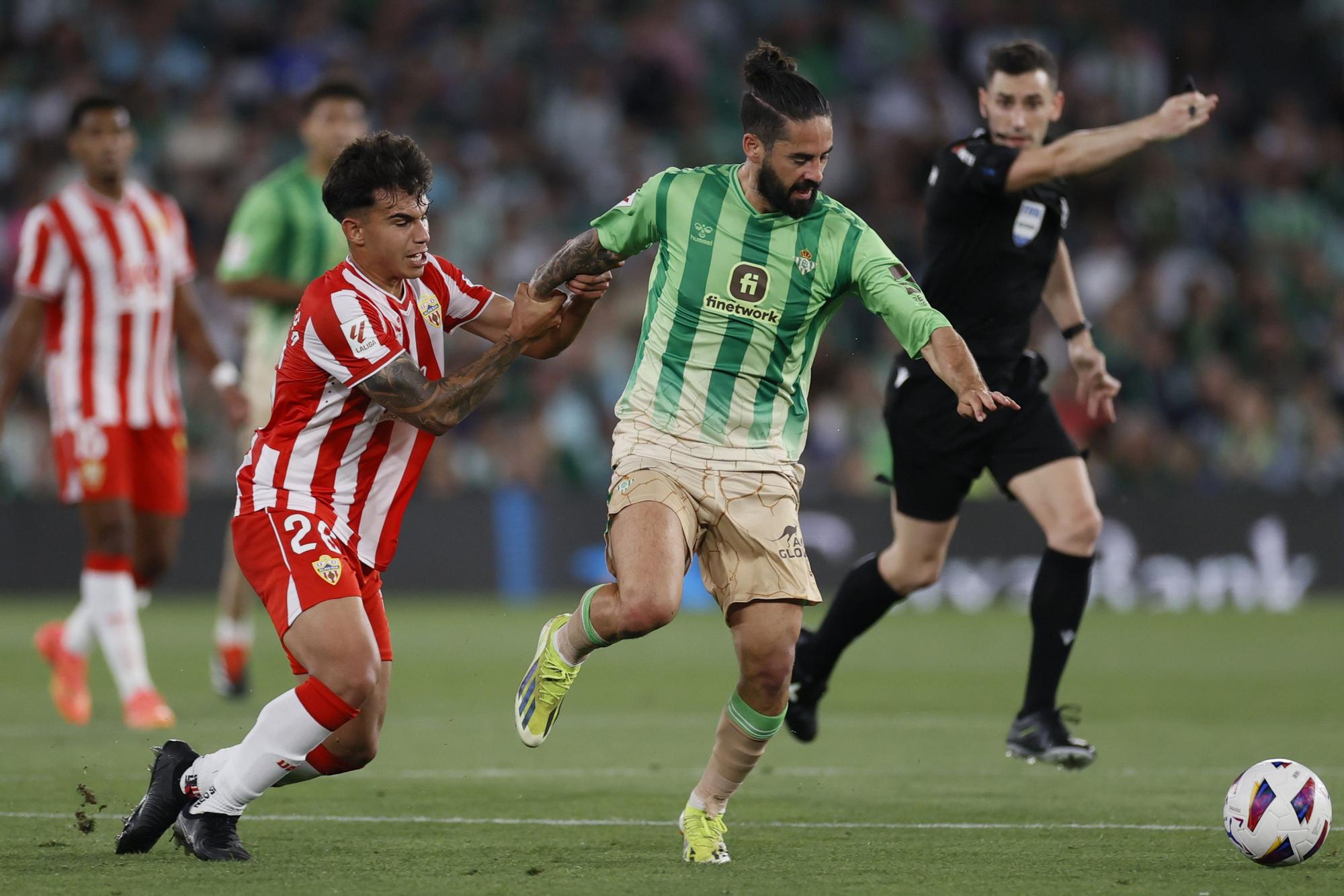 SEVILLA, 12/05/2024.- El centrocampista del Betis Isco Alarcón (d) pelea un balón con el centrocampista del Almería Marcos Peña durante el partido de LaLiga que Real Betis y UD Almería disputan hoy domingo en el estadio Benito Villamarín, en Sevilla. EFE/José Manuel Vidal