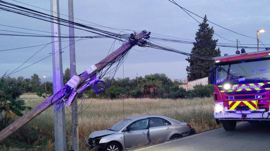 Derriba un poste de telefonía sobre una casa de la huerta de Murcia tras estrellar su coche contra él y abandona el vehículo antes de que llegue la Policía