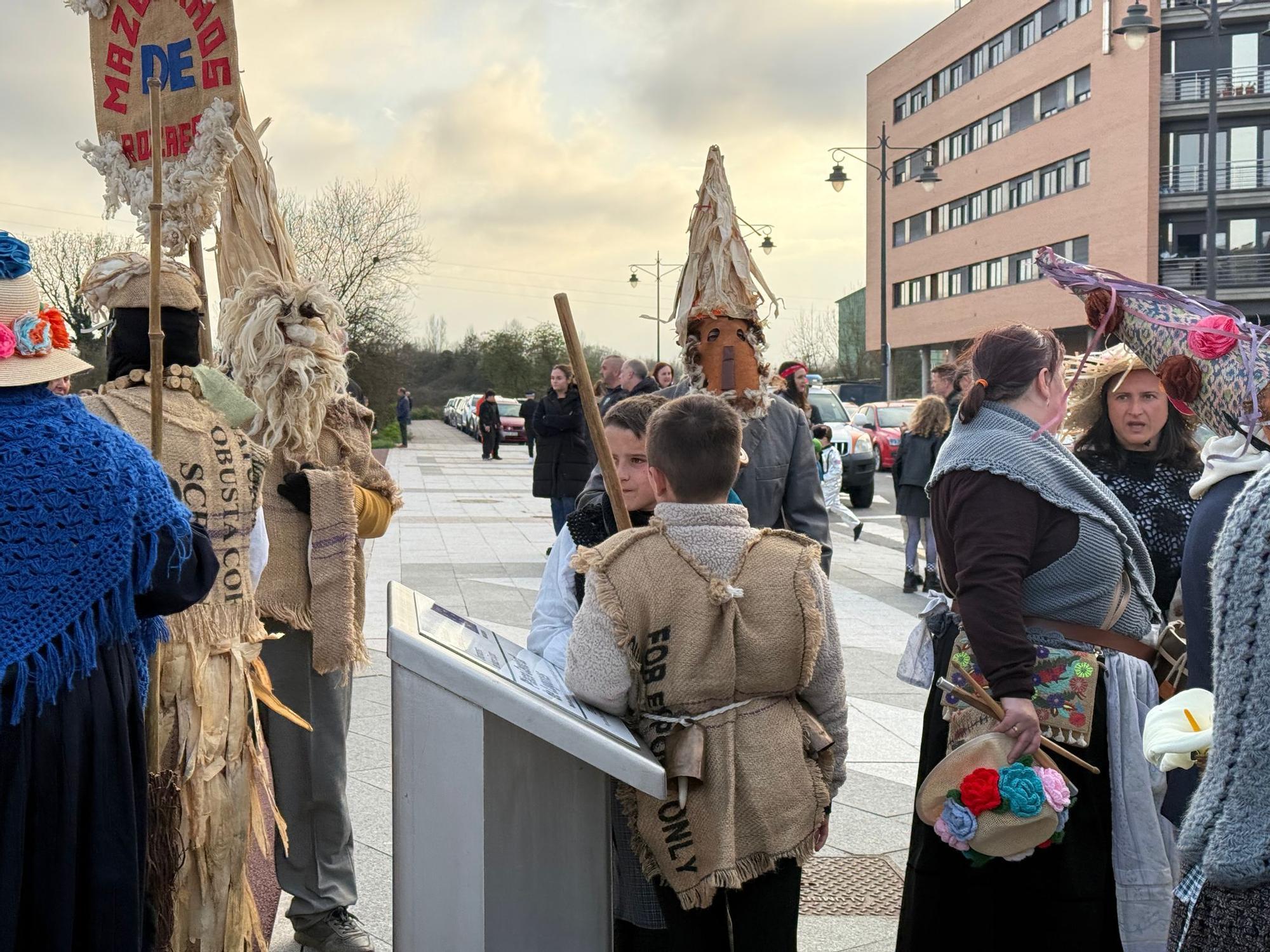 Lugones despide con desfile, música y chocolatada su carnaval