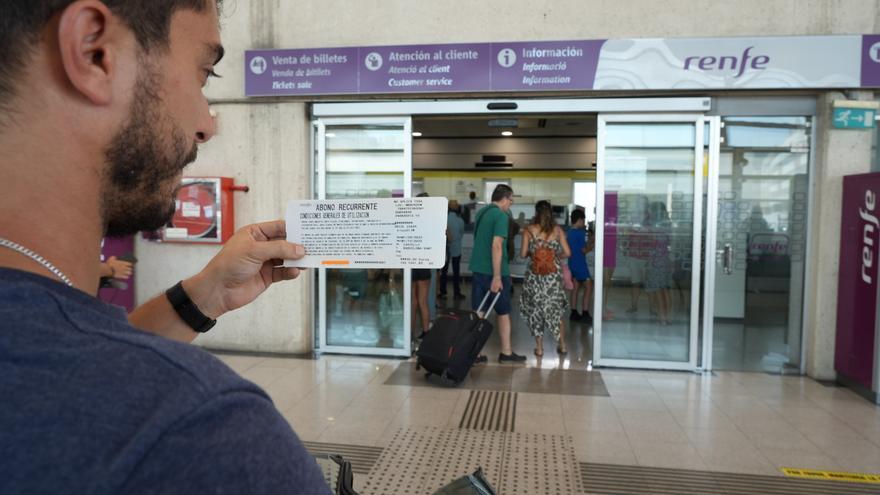 Colas en Castellón para adquirir los abonos gratuitos para viajar en tren