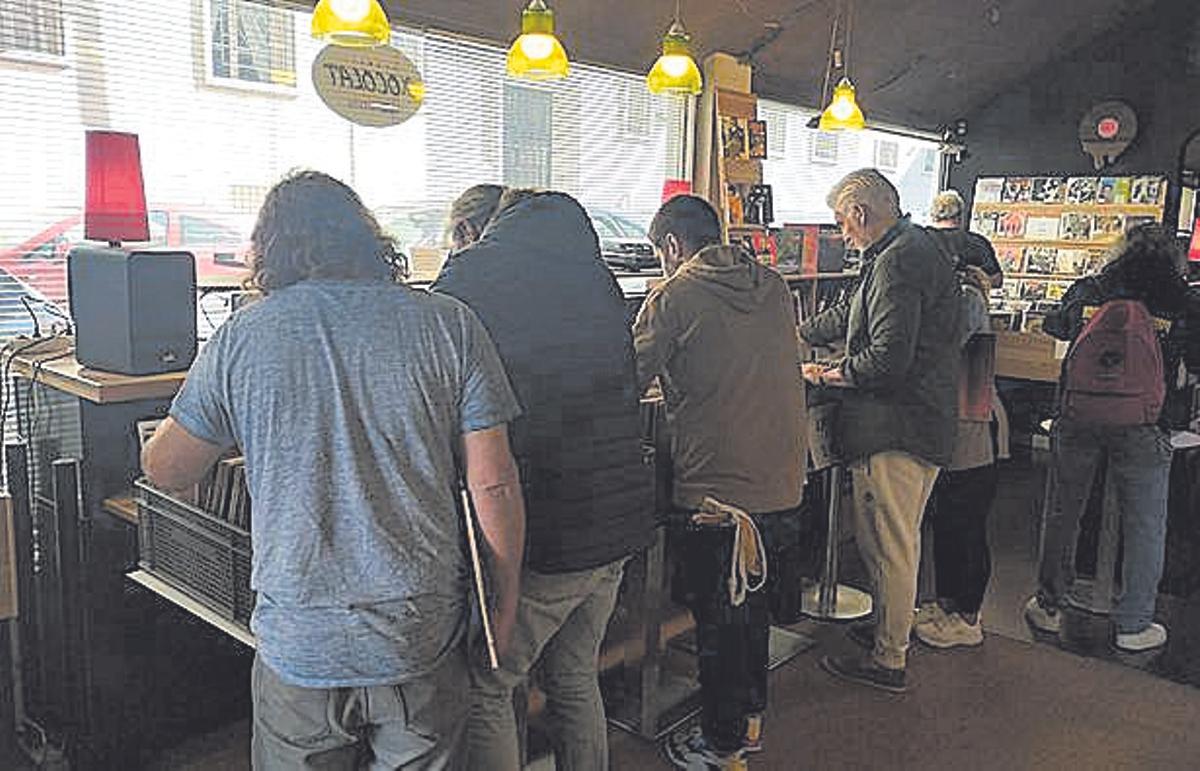 Record Store Day en Palma, clientes aprovechando los bajos precios discos en Xocolat.