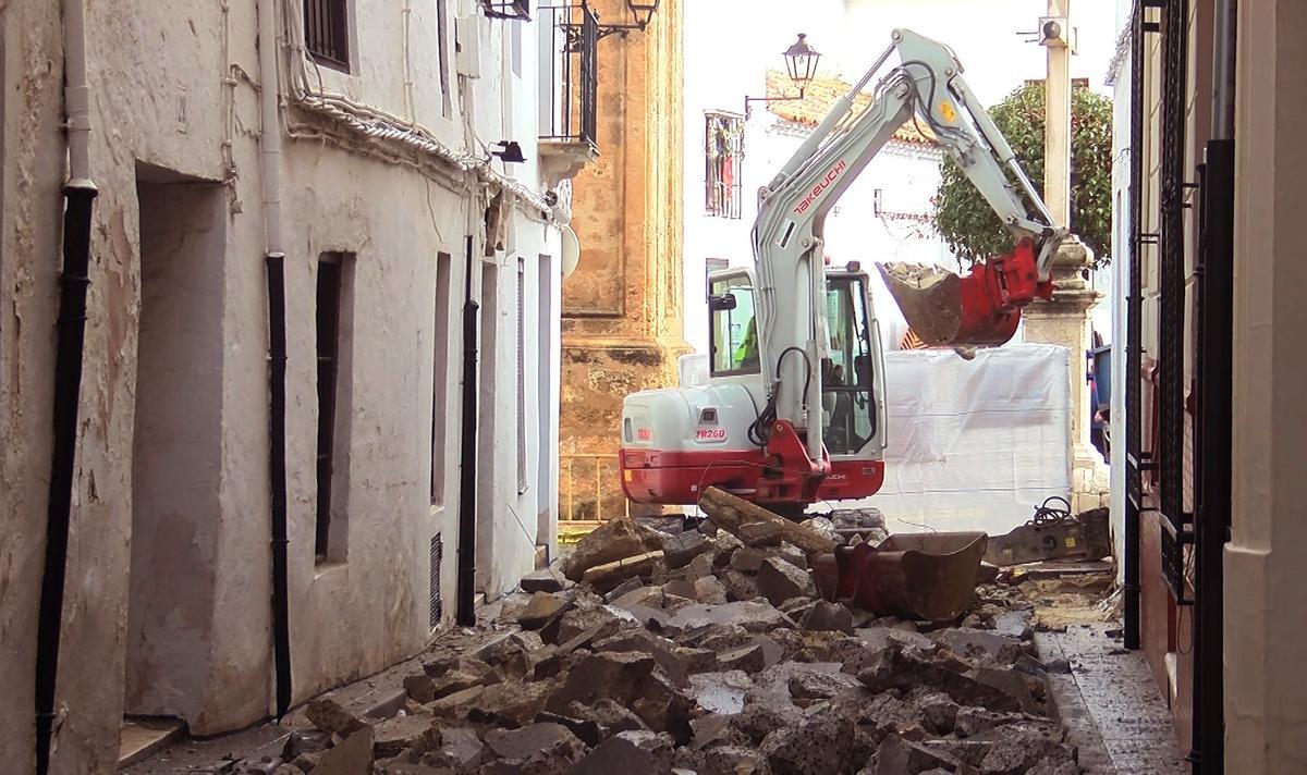 Inicio de las obras en la calle Obispo Caballero de Priego.