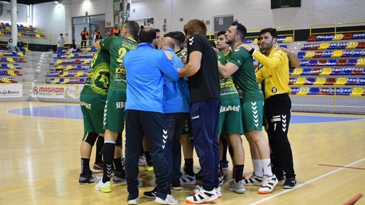 Jugadores del BM Iberoquinoa Antequera reunidos antes del comienzo de un partido.