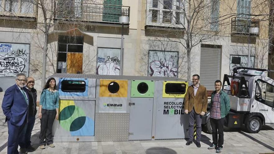 Miembros del Ayuntamiento y de Emaya presentaron el camión y la plataforma.