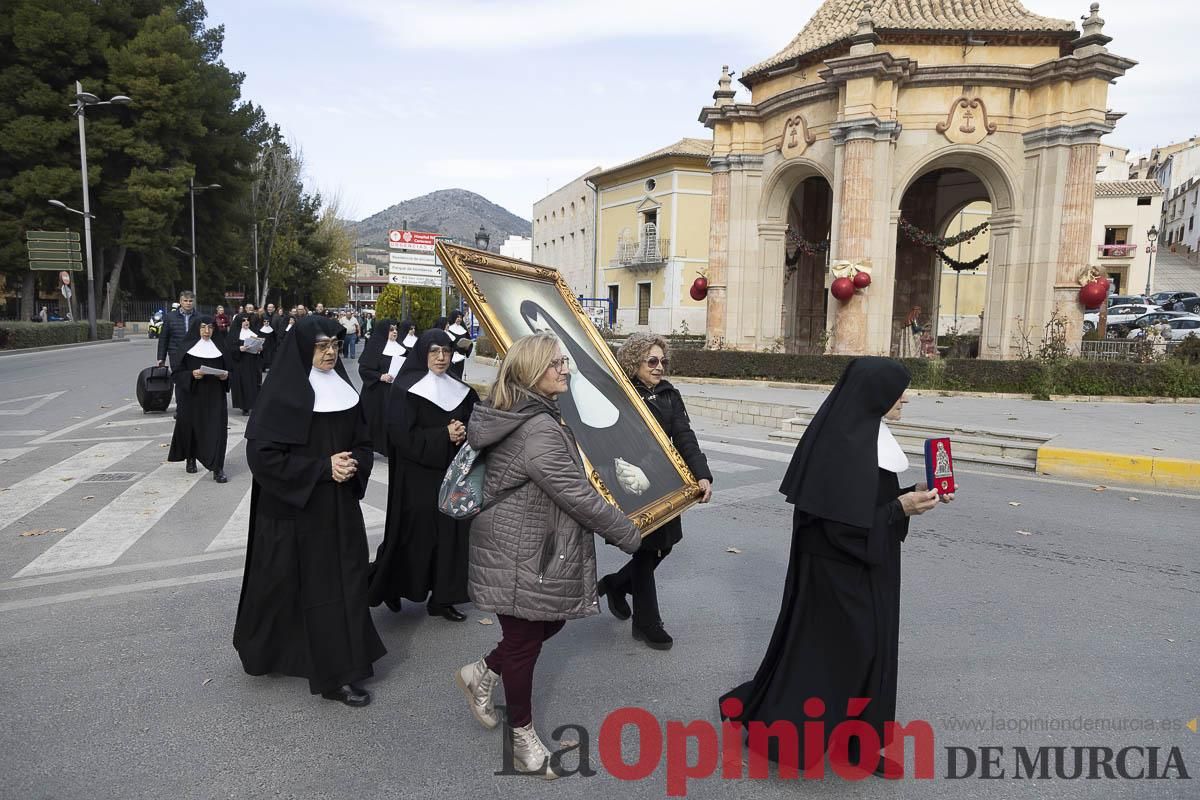 Así ha sido el traslado del cuatro y la reliquia de Santa Teresa de Jornet desde el Asilo hasta la Parroquia de la Concepción en Caravaca