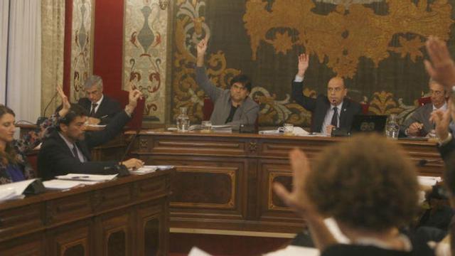 Un instante de la votación en el pleno de esta tarde en el Ayuntamiento de Alicante