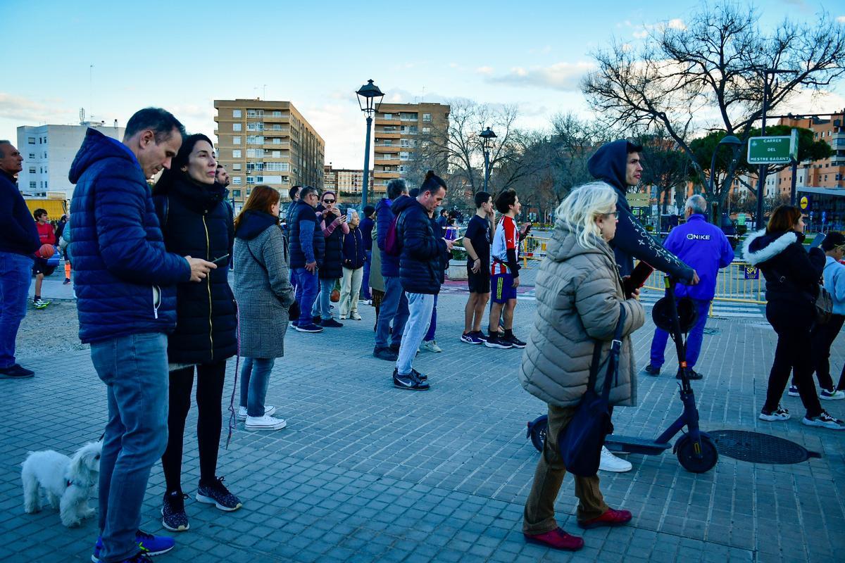 El edificio de Valencia reune vecinos y curiosos