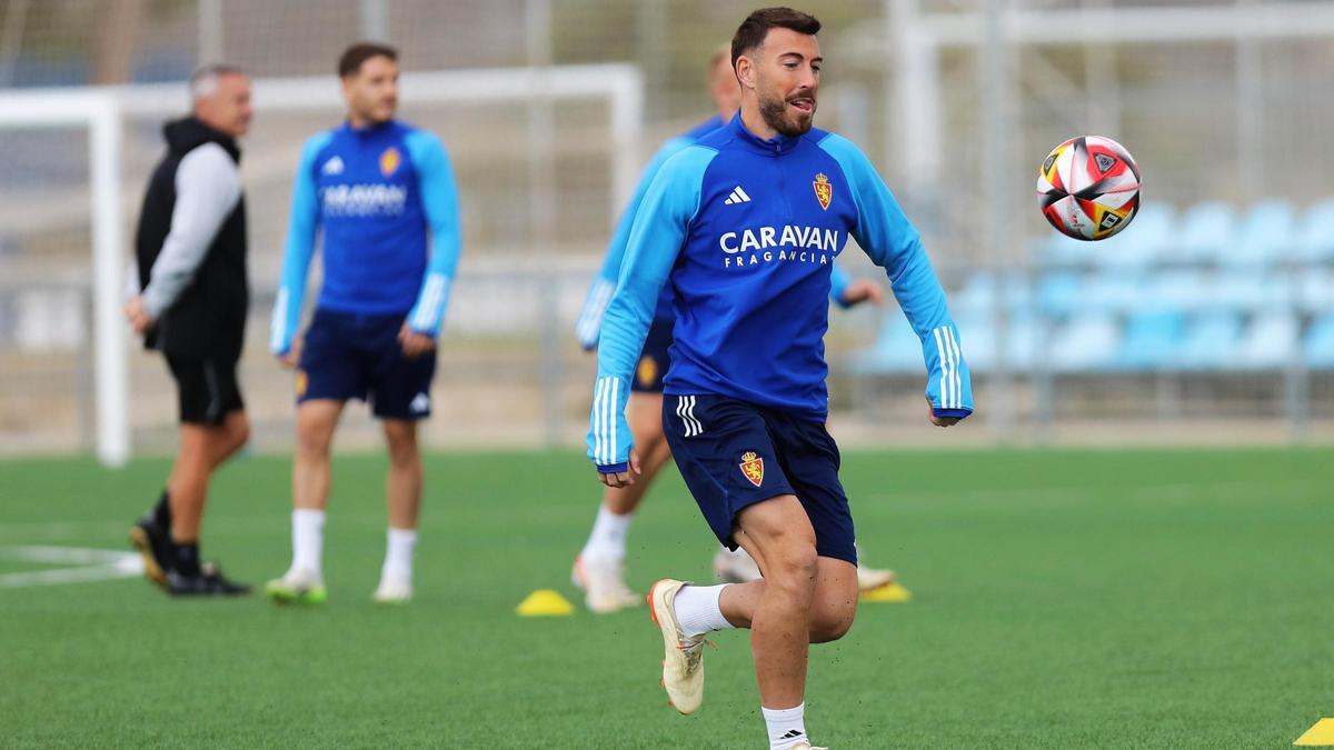 Sergi Enrich intenta controlar un balón en una sesión.