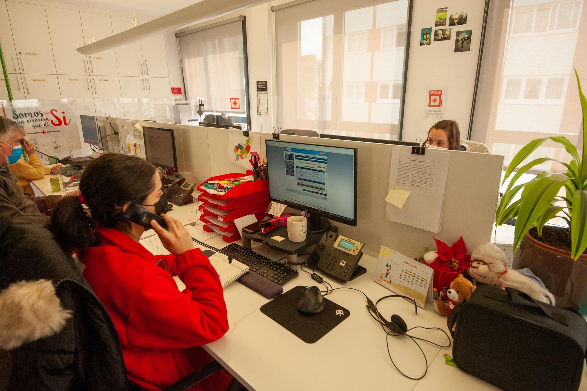 Inés Rey y Yoya Neira visitan la sede de Cruz Roja en A Coruña