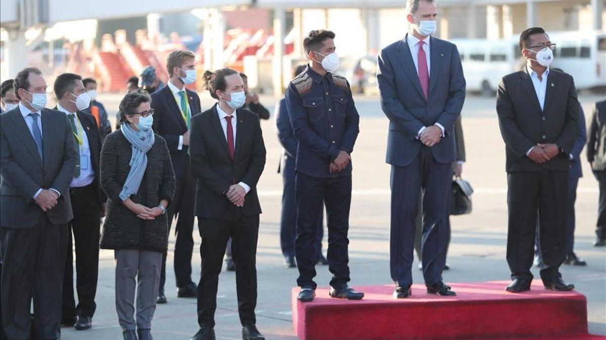 Felipe VI e Iglesias, 28 horas juntos en un avión