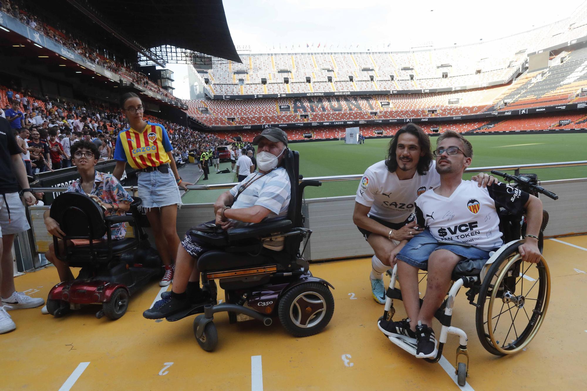 'Cavanimanía': Locura de la afición para dar la bienvenida a los fichajes del Valencia