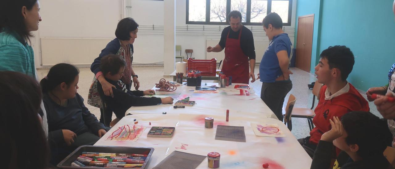 El artista Manuel Penín ofreció un taller en el CEE Miño, de Ourense.