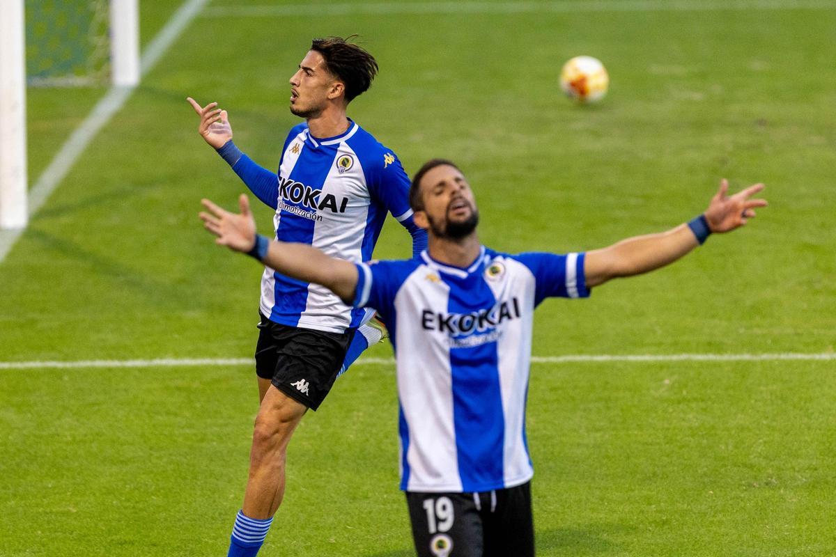 Unai Ropero i Fran Sol, en un partit de l’Hèrcules en el Rico Pérez d’Alacant