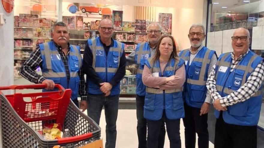Voluntarios con los petos azules en Vilagarcía. |  FdV