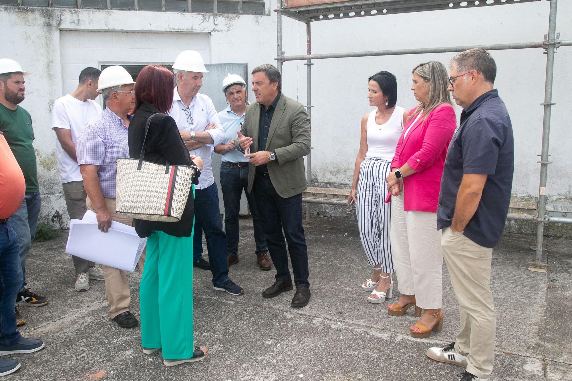 Valentín González, cuarto pola dereita, supervisando as obras do Museo dos Naufraxios.