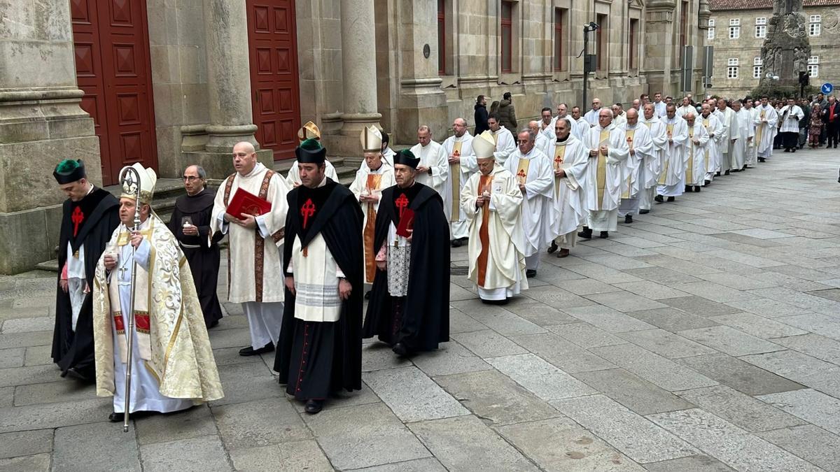 Monseñor Prieto, en primer plano, durante la procesión entre San Francisco y la Catedral en la apertura del Jubileo Romano.