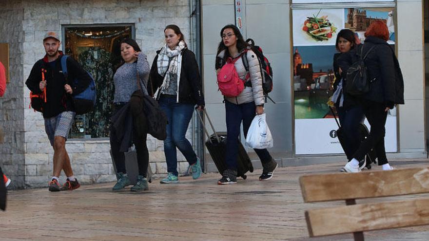 Turistas se dirigen a hoteles del Centro Histórico con sus maletas.