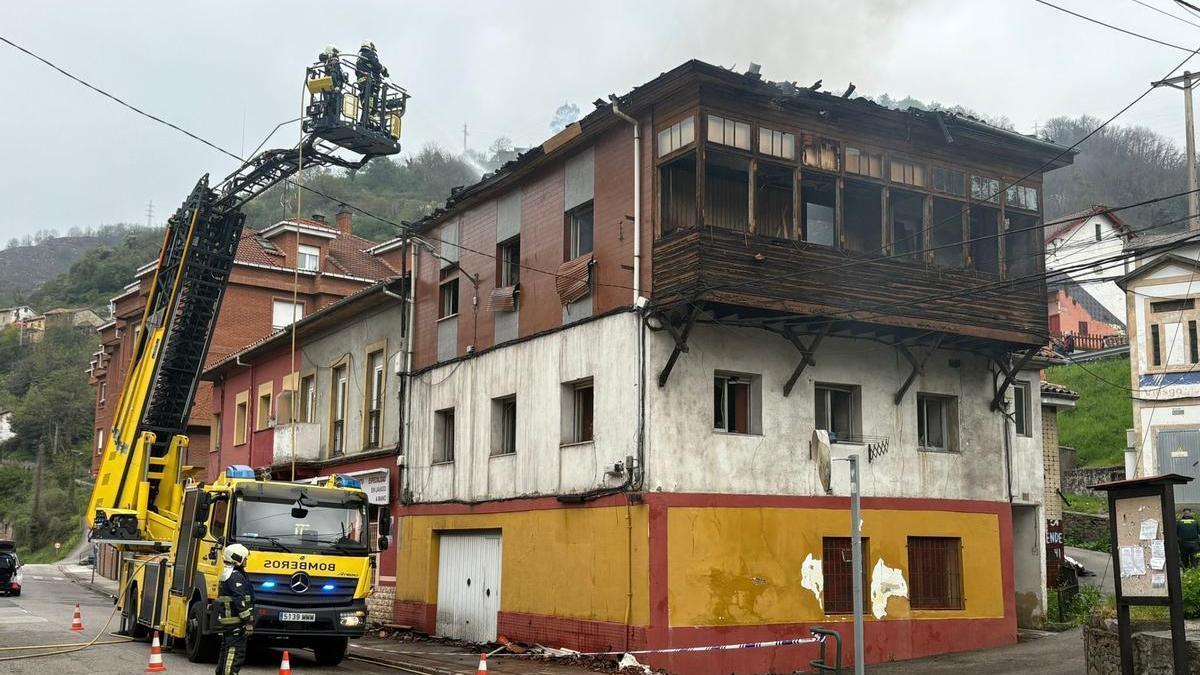 Muere en un incendio en Aller una mujer que "okupaba" la antigua casa familiar en Caborana
