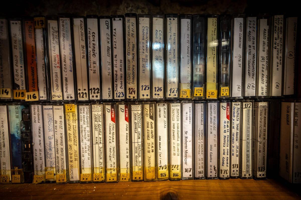 Casetes con grabaciones de radio y de juicios sobre terrorismo que Robert Manrique acumula.