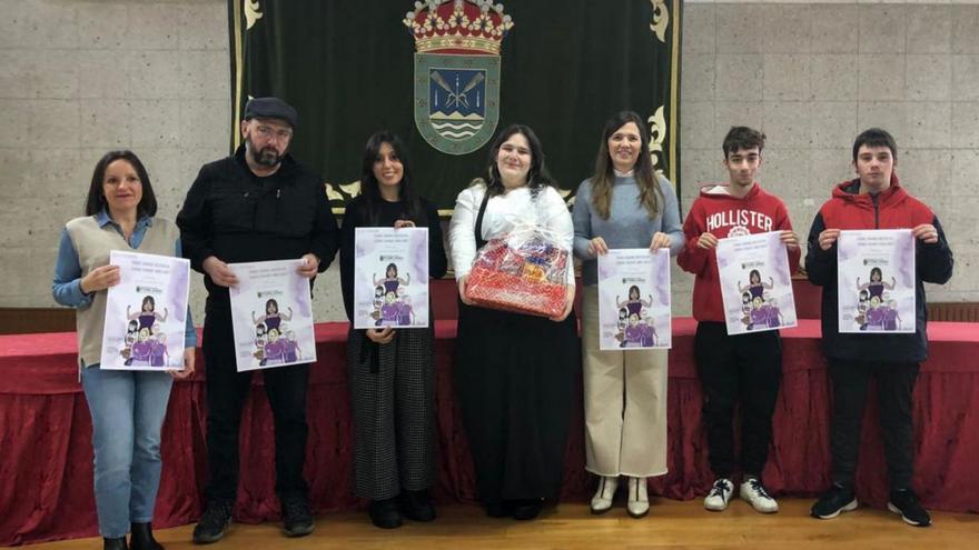 Entrega de una cesta a la ganadora del concurso de carteles de este año.